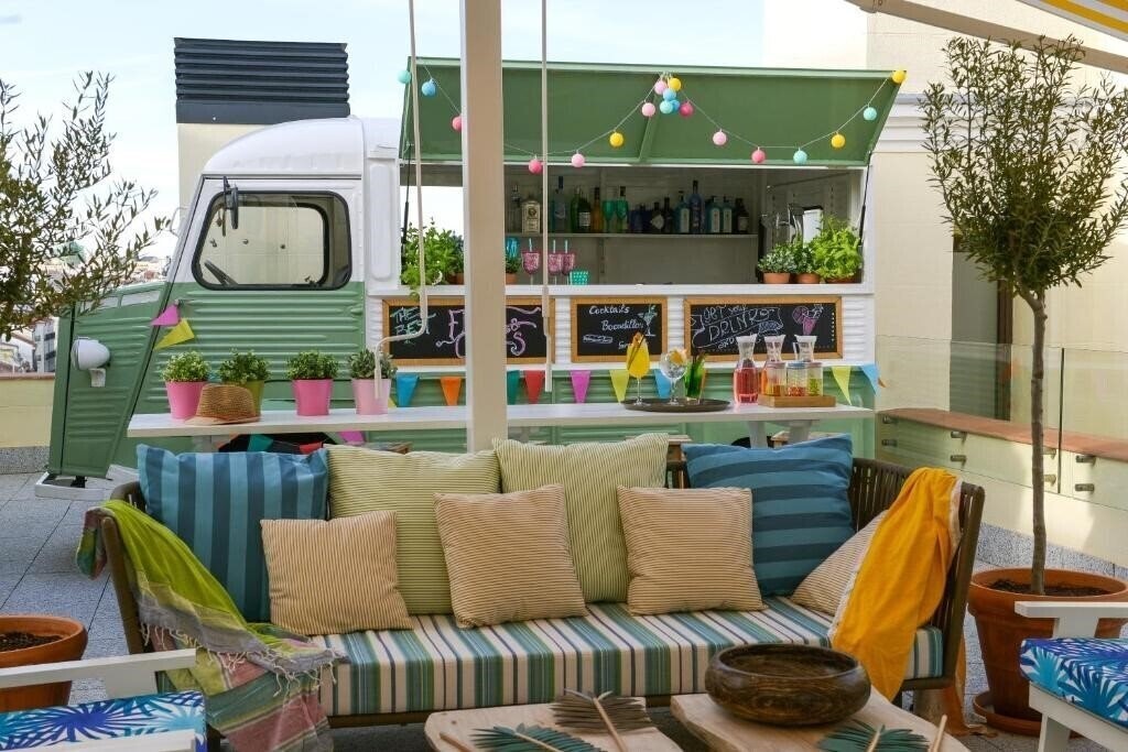 Отель Vincci The Mint 4*