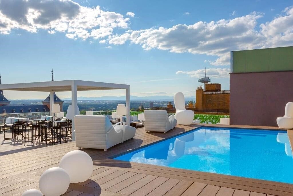 Готель Moncloa 4*