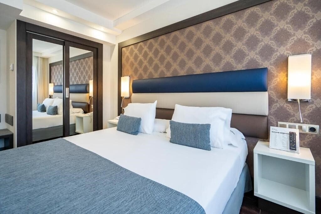 Фото Gran Versalles 4*