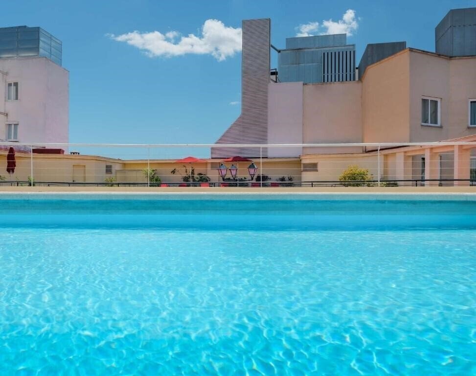 Отель NH Collection Madrid Colon 4*