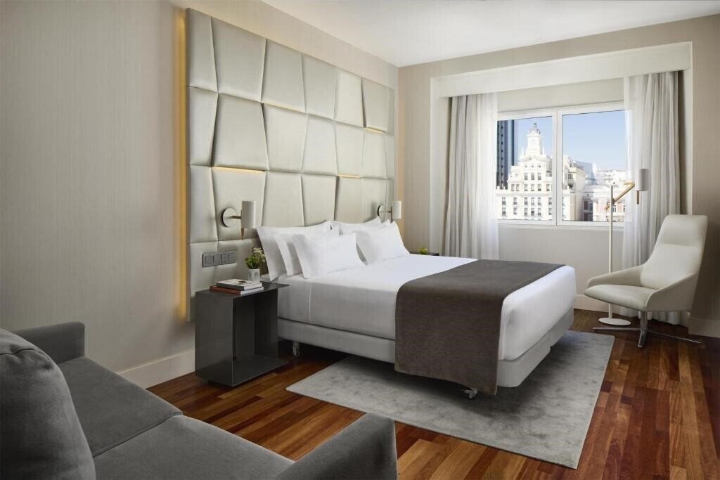 Фотография NH Collection Madrid Colon 4*