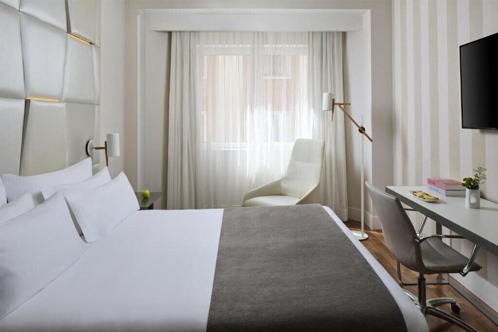 Картинка NH Collection Madrid Colon 4*