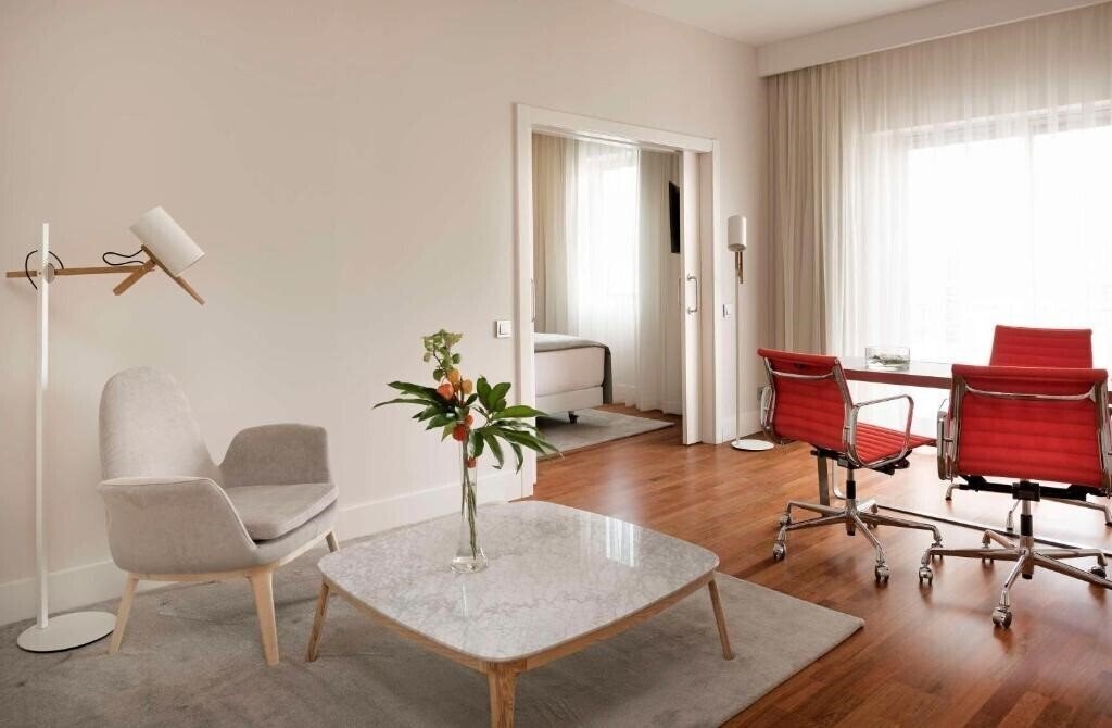 Картинка NH Collection Madrid Colon 4*