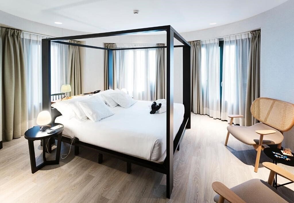 Фото One Shot Luchana 22 4*