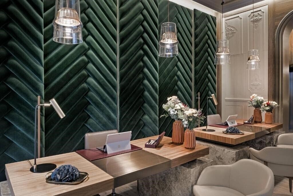 Готель Circulo Gran Via Autograph Collection 4*