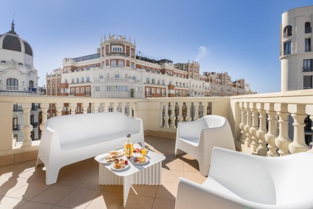 Готель Ikonik Gran Via 4*
