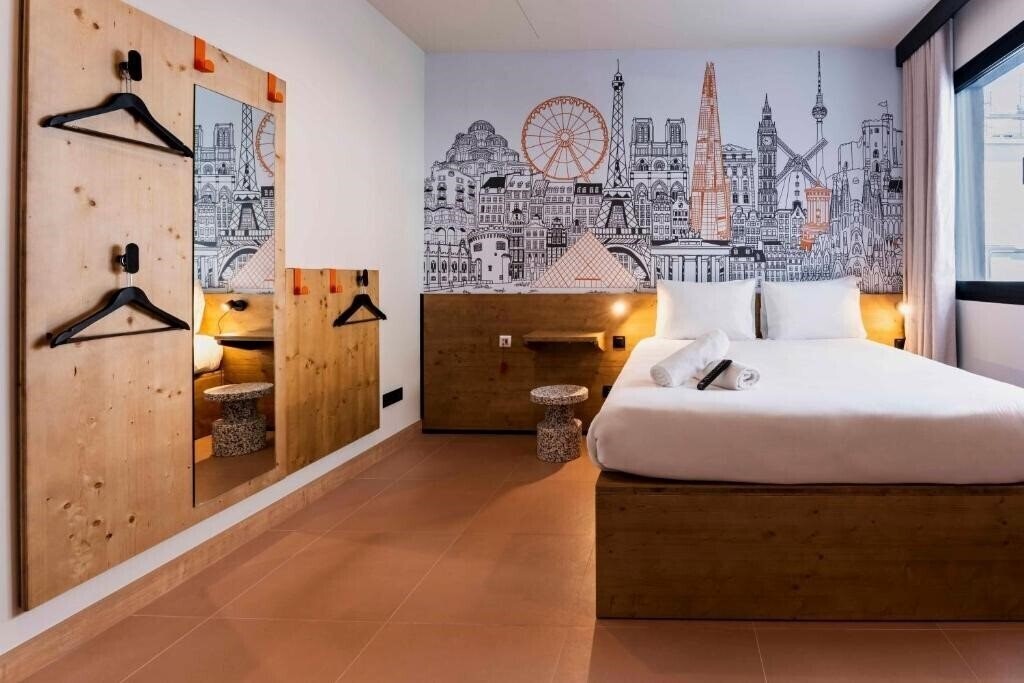 Фотографія Easyhotel Madrid Alcala 2*
