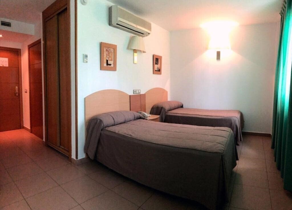 Фото Hostal El Arco 2*