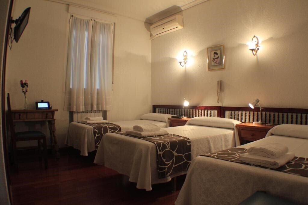 Фото Hostal Esmeralda 2*