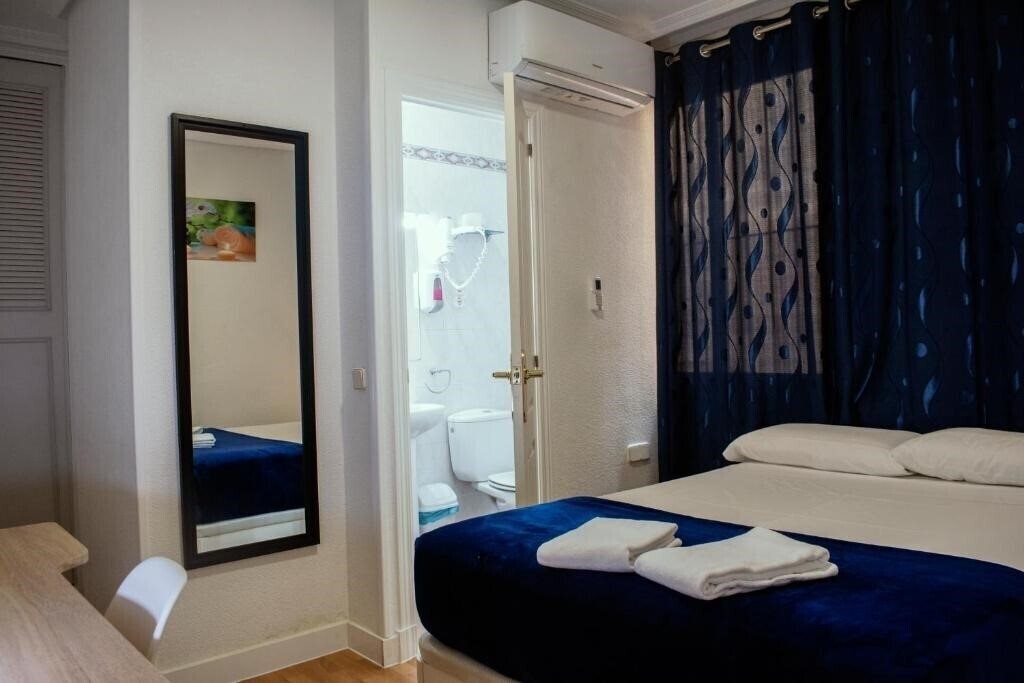 Отель Hostal JQC Artico 2*