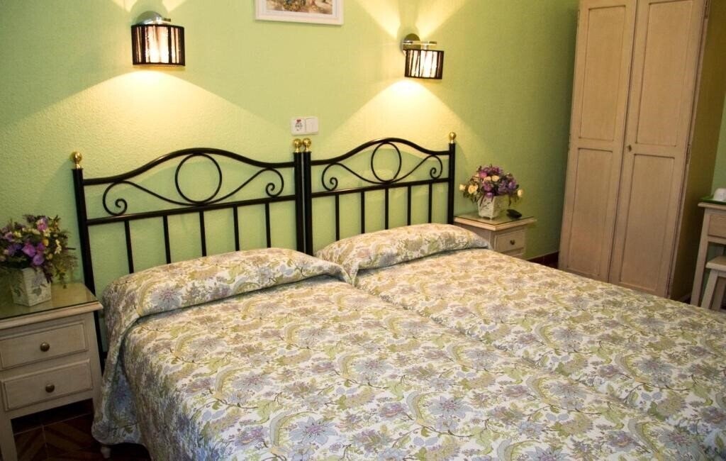 Готель Hostal Los Alpes 3*