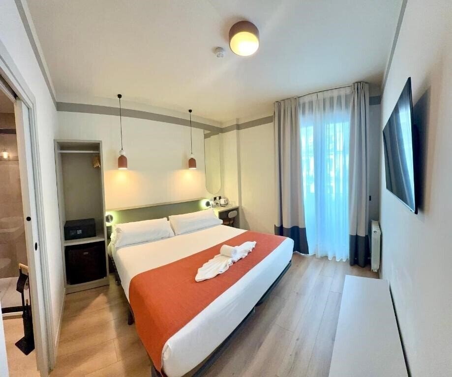 Готель Hostal Sol Square 3*