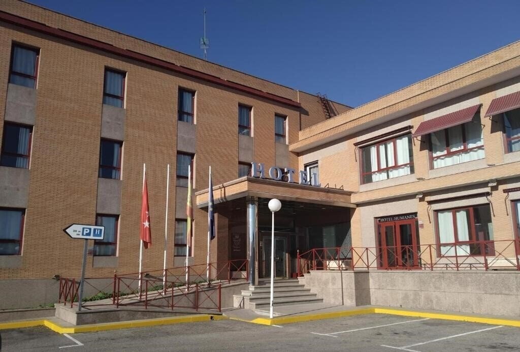 Отель Hotel Humanes 2*