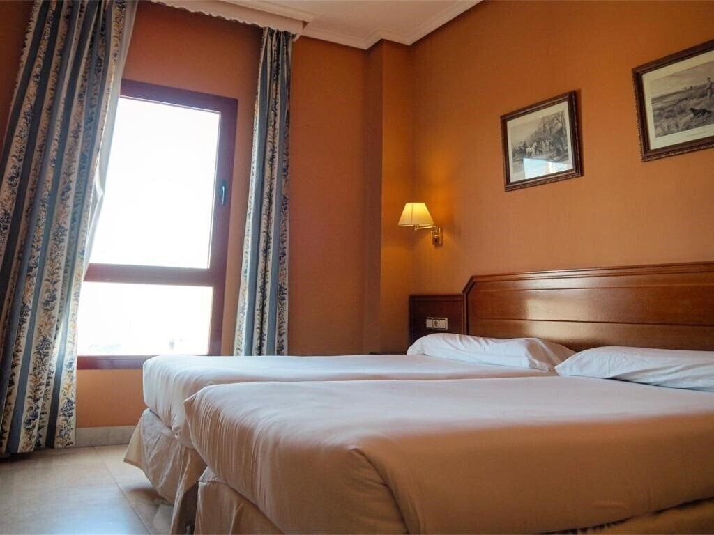 Фото Hotel Humanes 2*