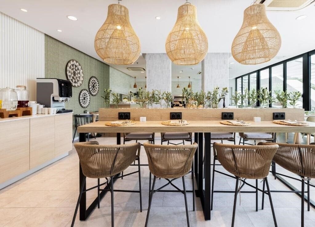 Готель Malaga Alameda Centro by Melia 4*