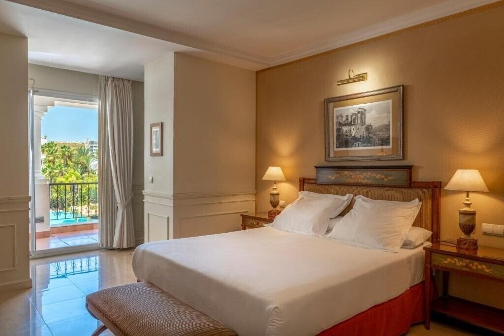 Фото Apartamentos Guadalpin Suites 3*