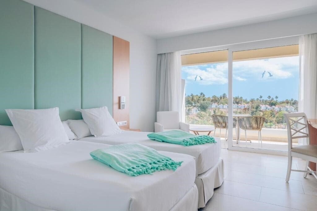 Фото Iberostar Waves Playa Gaviotas 4*