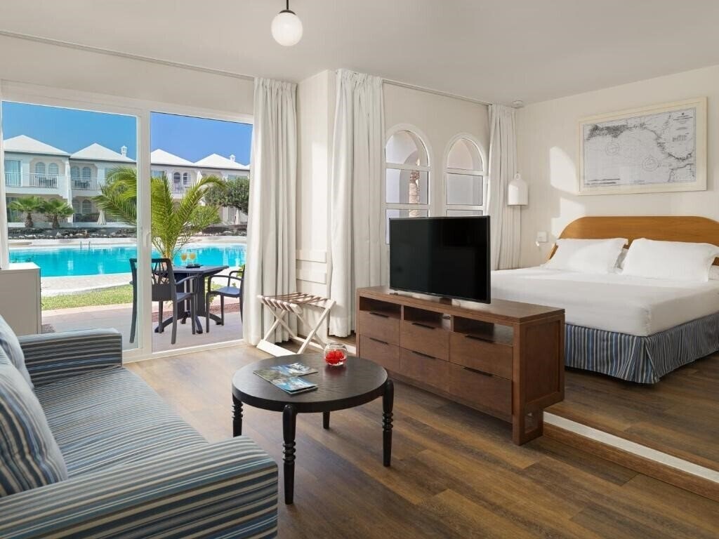 Фото H10 Ocean Suites 4*