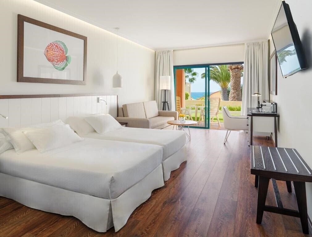 Фото H10 Playa Esmeralda 4*
