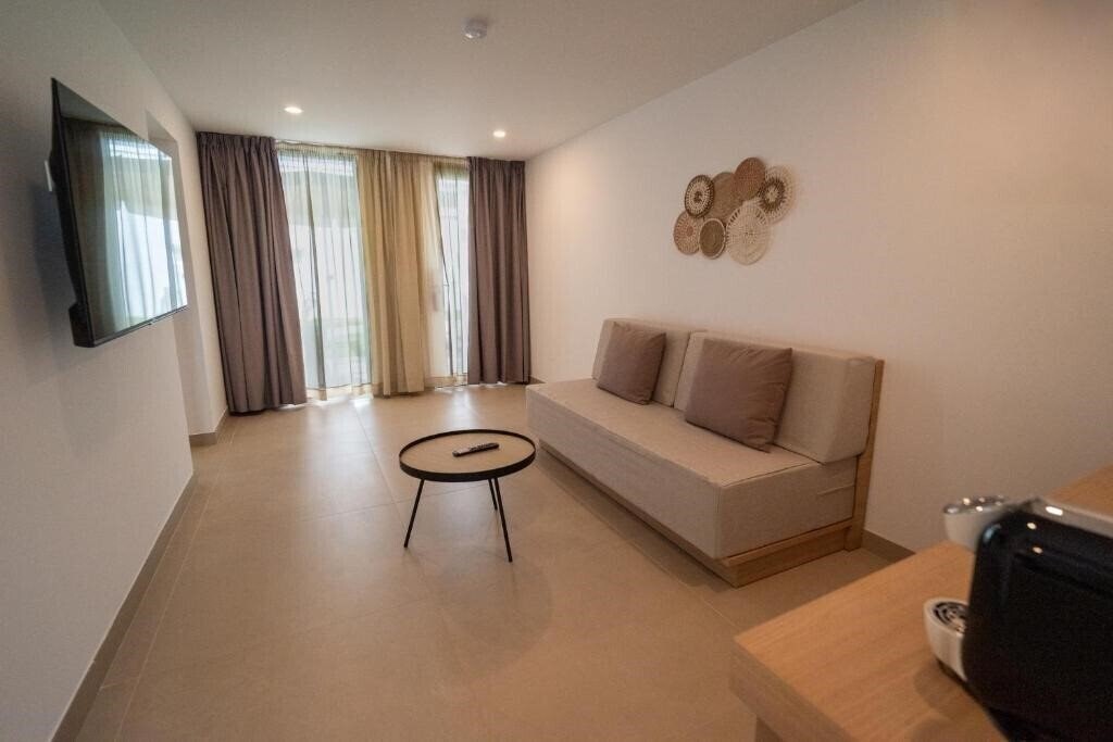 Фотография HL Miraflor Suites 4*