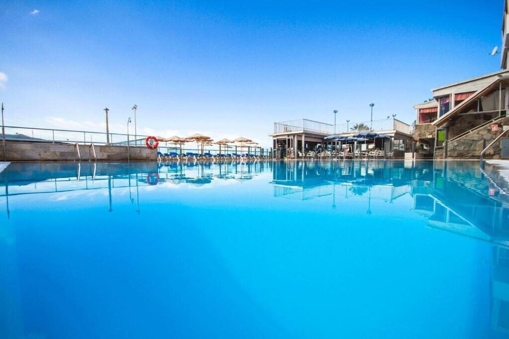 Фотографія Apartamentos Servatur Montebello 3*