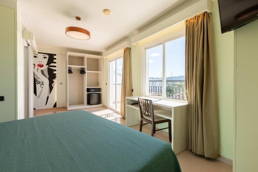 Фото The Red Hotel By Ibiza Feeling 2*