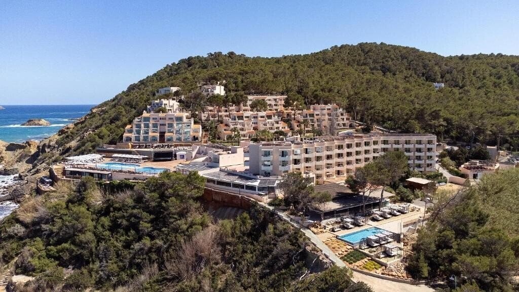 Отель Invisa Figueral Resort- Club Cala Verde 3*