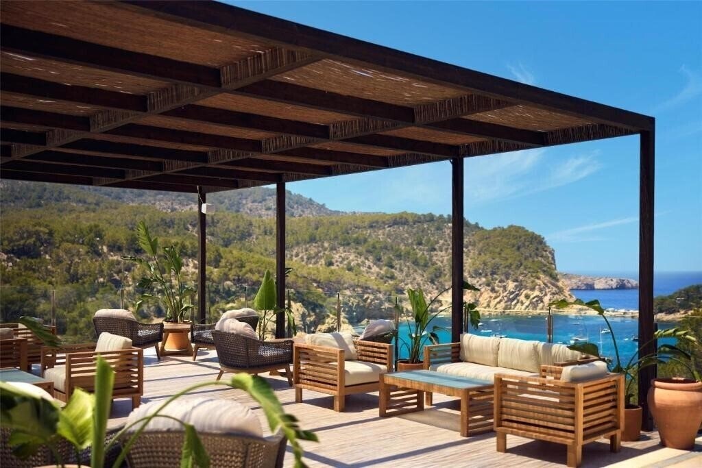 Готель The Club Cala San Miguel Hotel Ibiza, Curio Collection by Hilton 5*