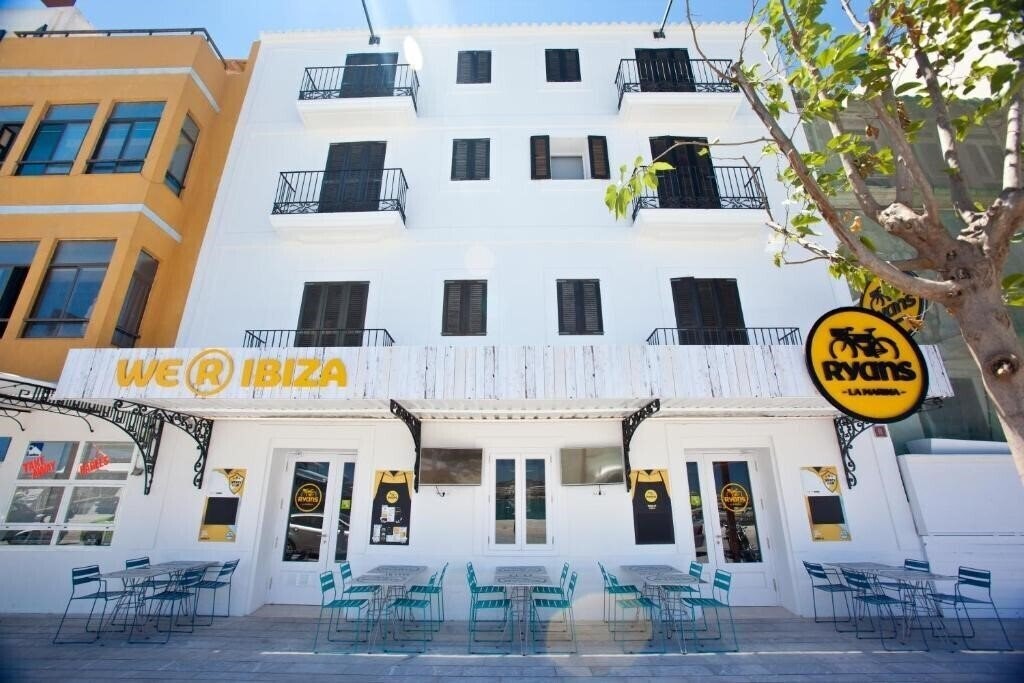 Готель Ryans La Marina 3*