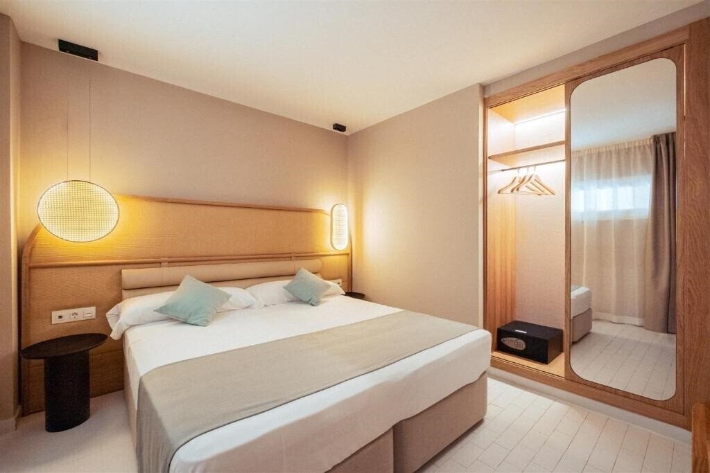 Фотография AMA Ibiza Beachfront Suites 4*