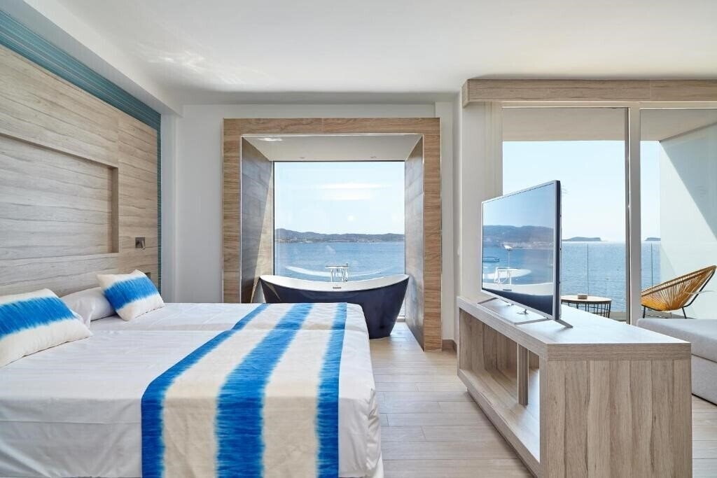 Отель Sol Bahia Ibiza Suites 2*