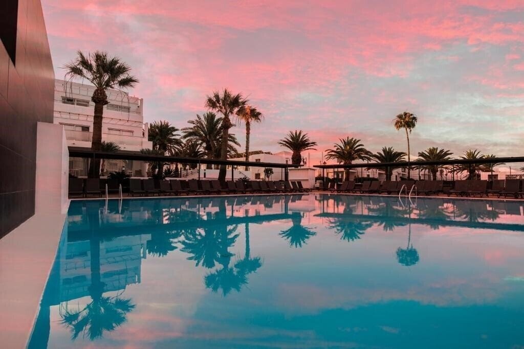 Отель Aequora Lanzarote Suites 4*