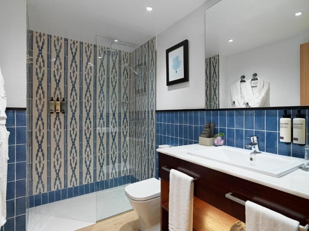 Фотографія H10 White Suites 4*