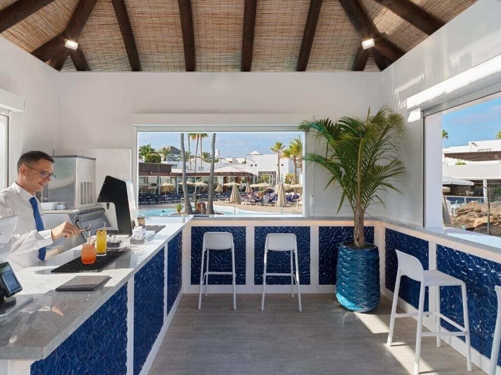 Зображення H10 White Suites 4*