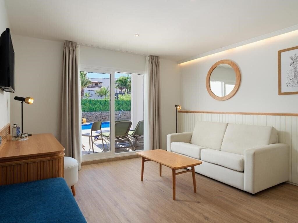 Картинка H10 White Suites 4*