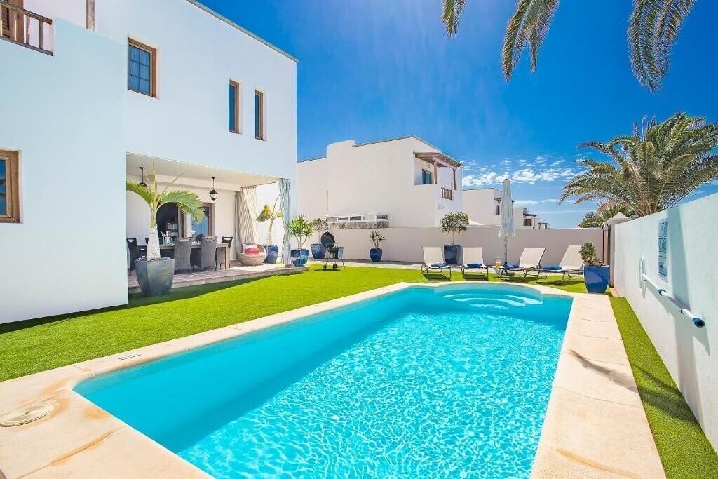 Отель Las Caletas Village 4*