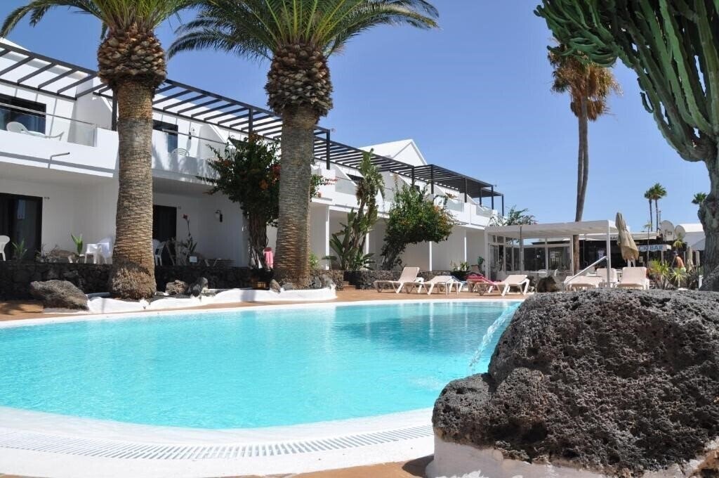 Отель Los Tulipanes Apartments 2*