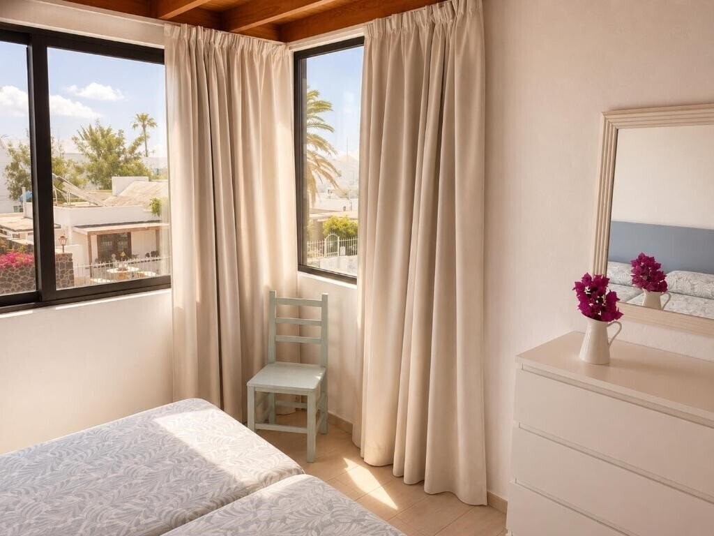 Фото Los Tulipanes Apartments 2*