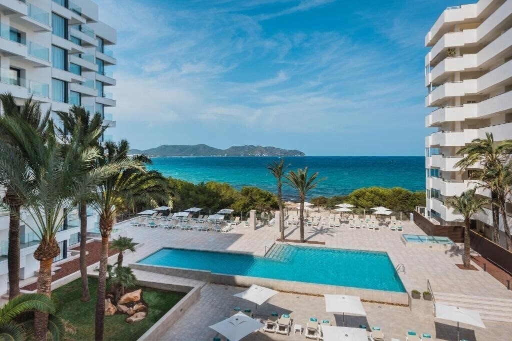Отель Iberostar Waves Cala Millor 4*