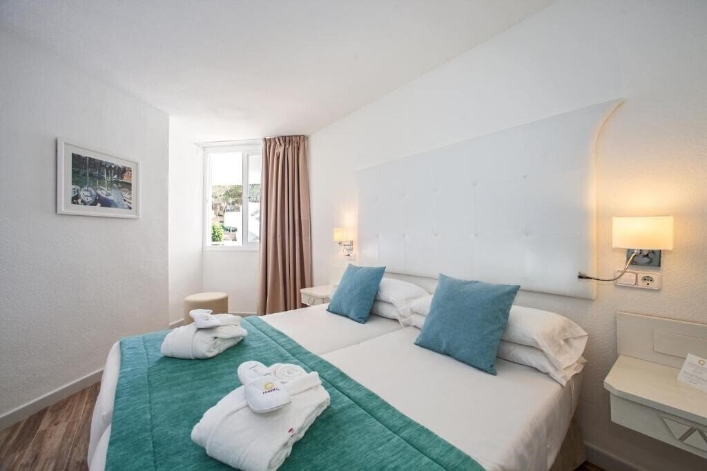 Фото Hotel Fergus Style Cala Blanca Suites 4*