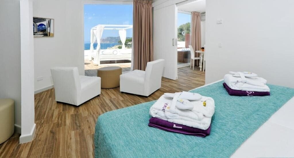 Фотографія Hotel Fergus Style Cala Blanca Suites 4*