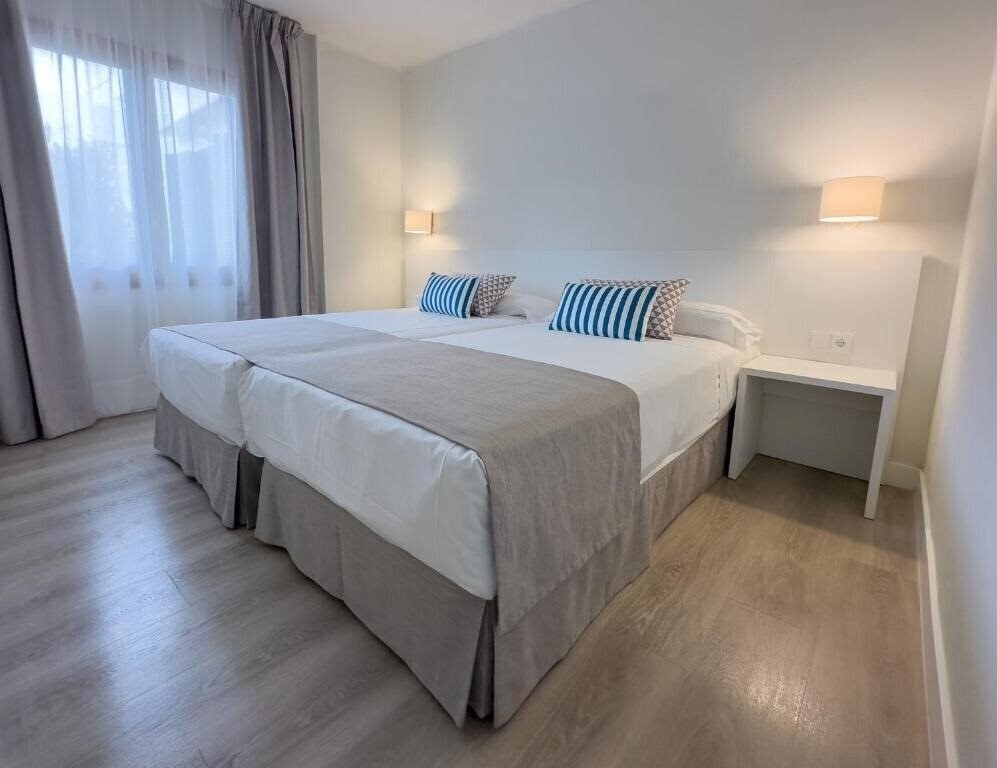 Фото Es Bolero Aparthotel 3*