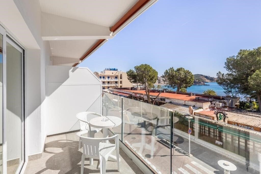 Фото Hostal Neptuno Paguera 3*