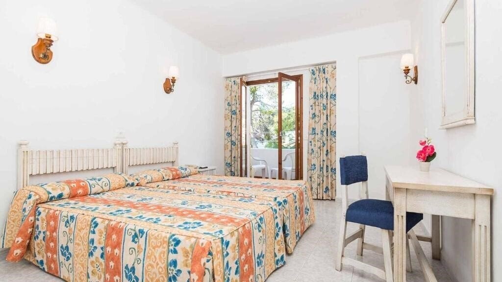 Фото Hostal San Francisco (Cala d’Or) 1*