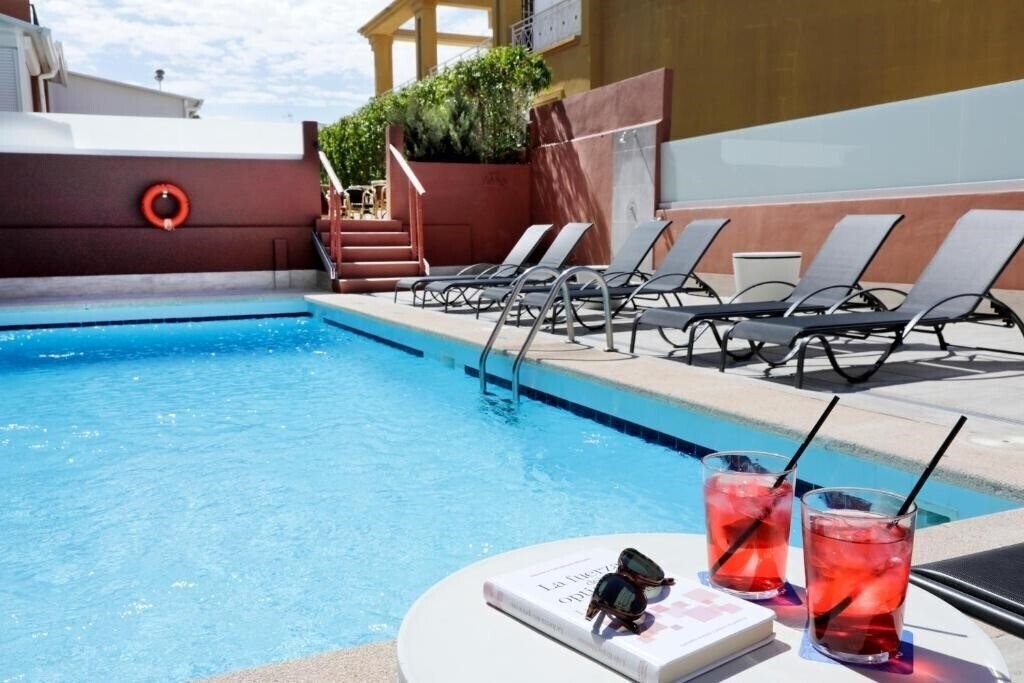 Отель Nura Santa Ponsa Pins 4*