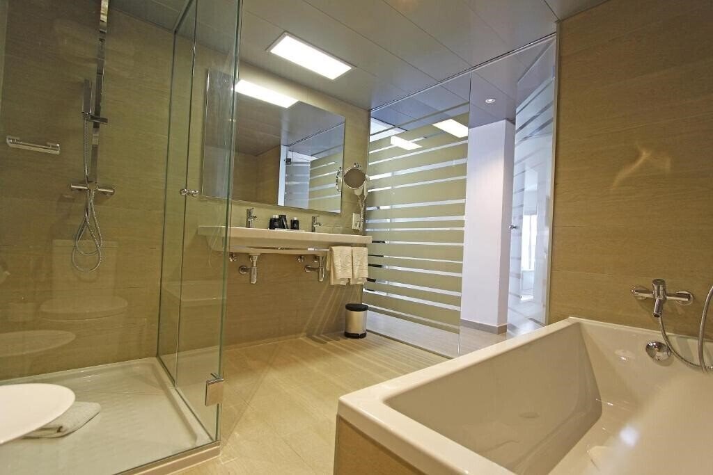 Фотографія BG Tonga Tower Design Hotel & Suites 4*