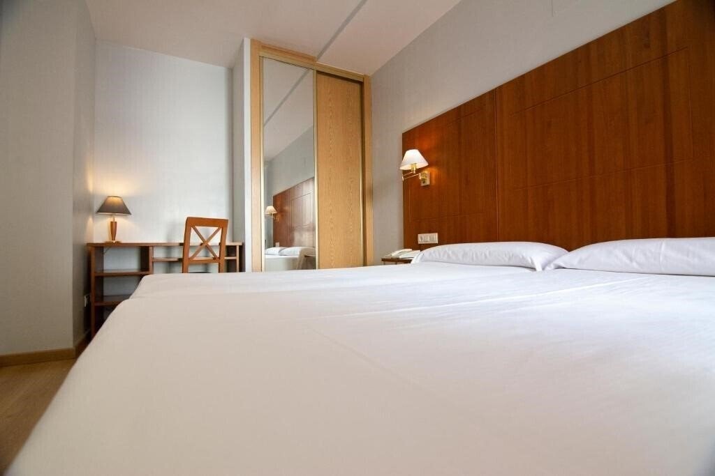 Готель Hispania 4*