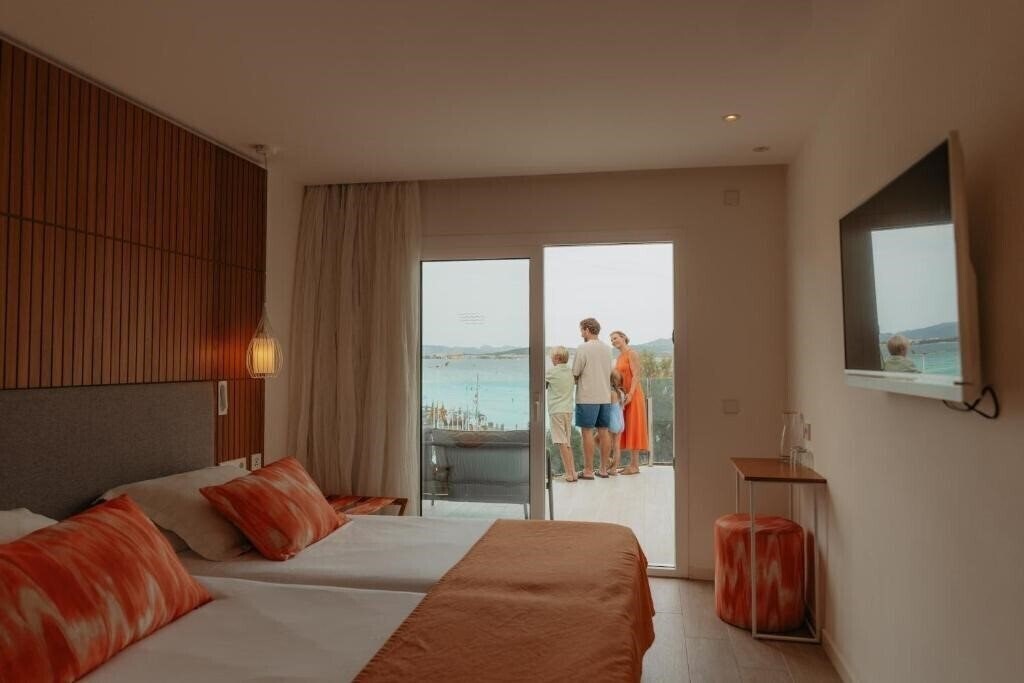 Фото Iberostar Waves Playa de Muro 4*