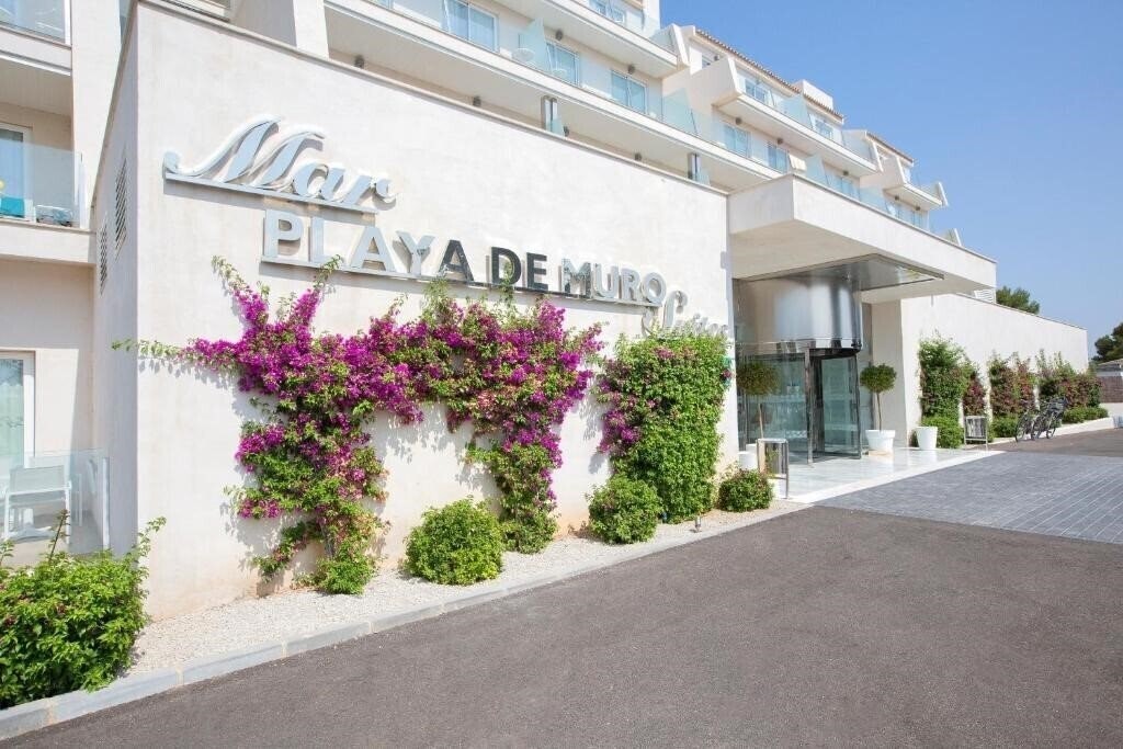 Готель Mar Hotels Playa de Muro Suites 4*