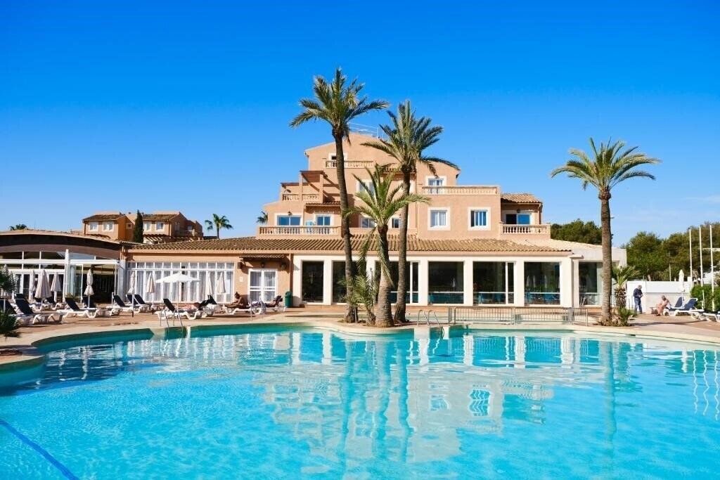 Готель Aparthotel Ciudad Laurel 3*